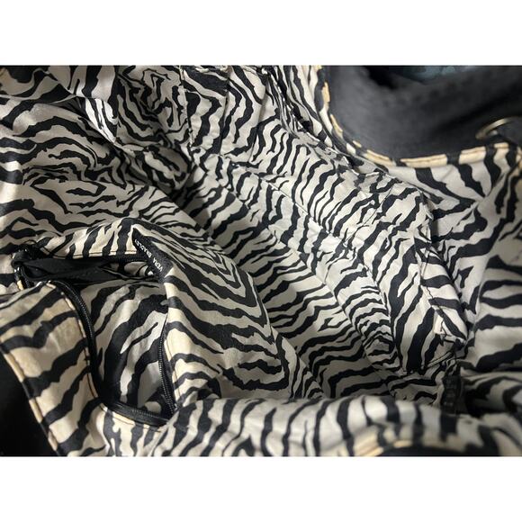 Vera Bradley Black Quilted Bucket Drawstring Bag - Picture 4 of 6